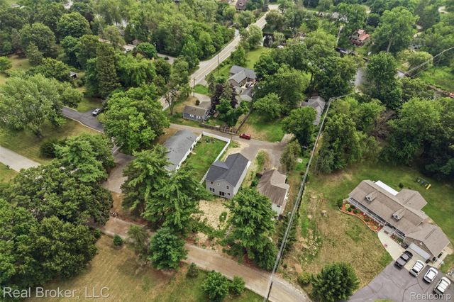 9400 Roland Drive, Hamburg Township, MI 48116