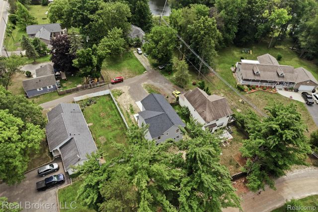9400 Roland Drive, Hamburg Township, MI 48116