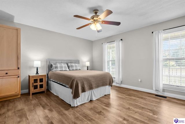 115 Rolling Oaks Drive, Vine Grove, KY 40175