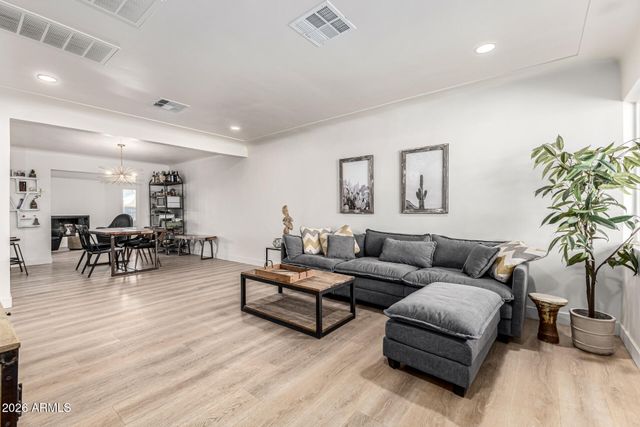 2539 E CAMPBELL Avenue, Phoenix, AZ 85016