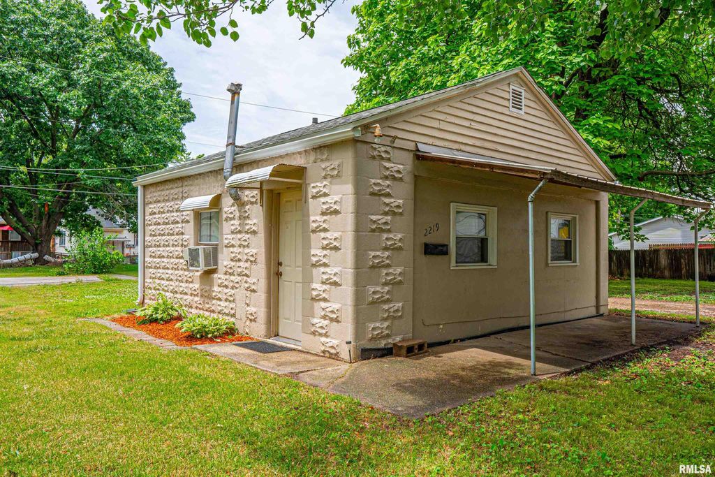 2219 S 6TH Street, Springfield, IL 62702
