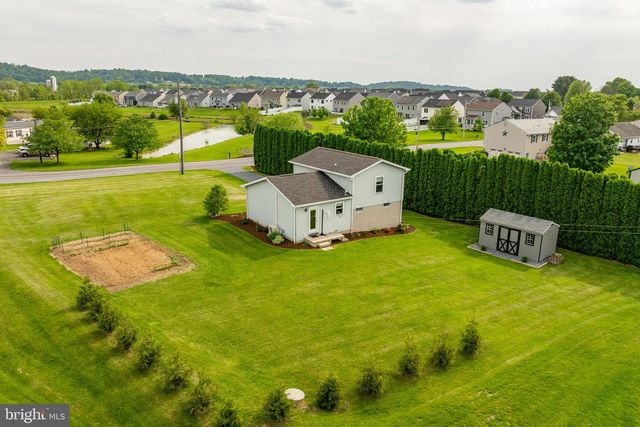 563 AIRPORT RD, New Holland, PA 17557
