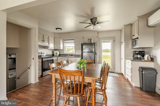 563 AIRPORT RD, New Holland, PA 17557