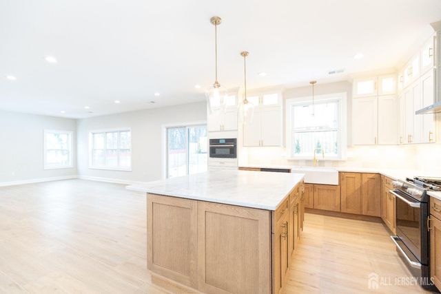 7 Altamont Road, Edison, NJ 08817