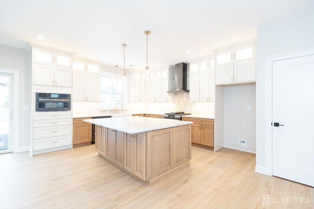 7 Altamont Road, Edison, NJ 08817