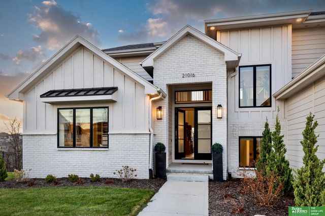 21016 C Street, Omaha, NE 68022