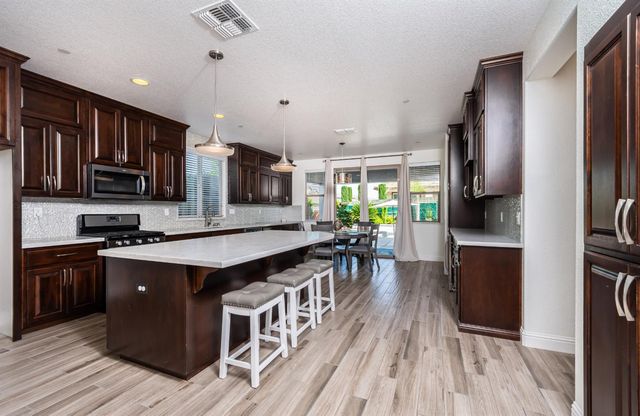 2064 Somers St, Roseville, CA 95747