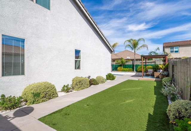 2064 Somers St, Roseville, CA 95747