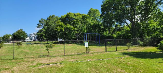 215 Bridgeview Drive, Onalaska, TX 77360