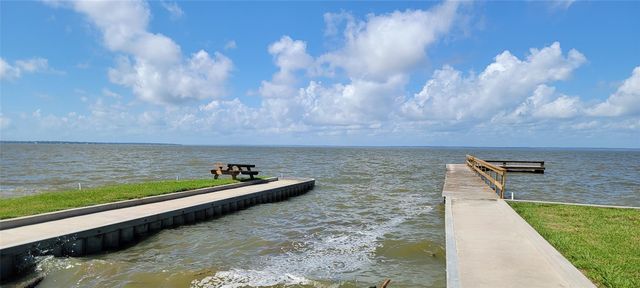 215 Bridgeview Drive, Onalaska, TX 77360