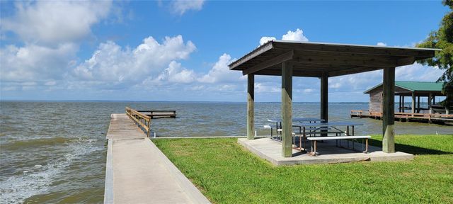 215 Bridgeview Drive, Onalaska, TX 77360