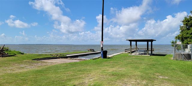 215 Bridgeview Drive, Onalaska, TX 77360