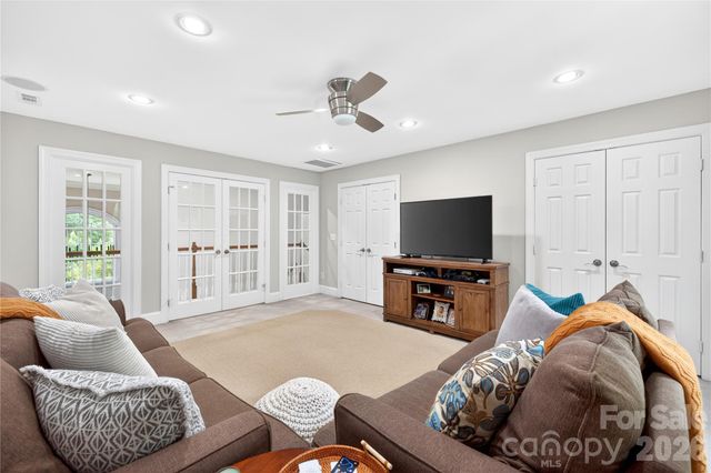 3100 Lakewood Edge Drive, Charlotte, NC 28269