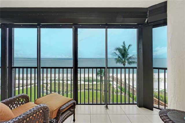 9653 Gulf Shore DR 303, Naples, FL 34108