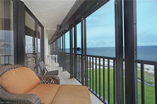 9653 Gulf Shore DR 303, Naples, FL 34108