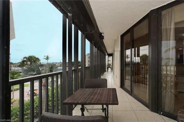 9653 Gulf Shore DR 303, Naples, FL 34108