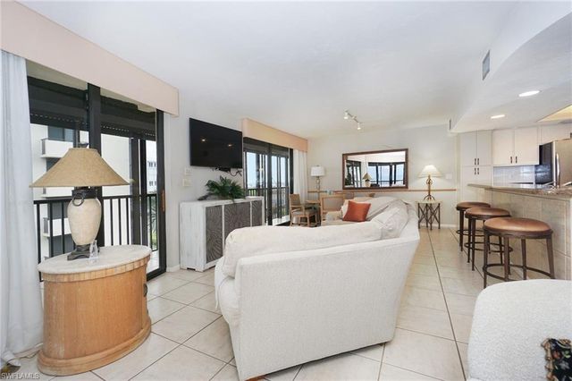 9653 Gulf Shore DR 303, Naples, FL 34108