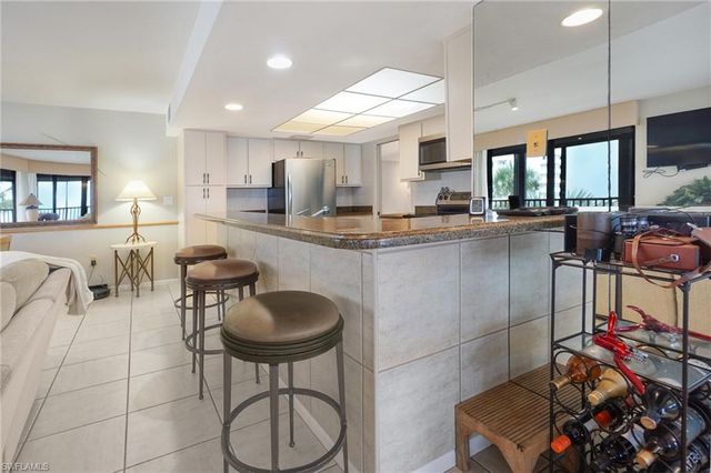 9653 Gulf Shore DR 303, Naples, FL 34108