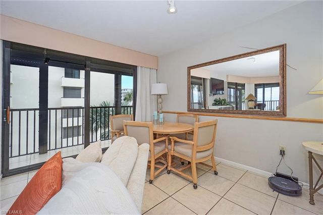 9653 Gulf Shore DR 303, Naples, FL 34108