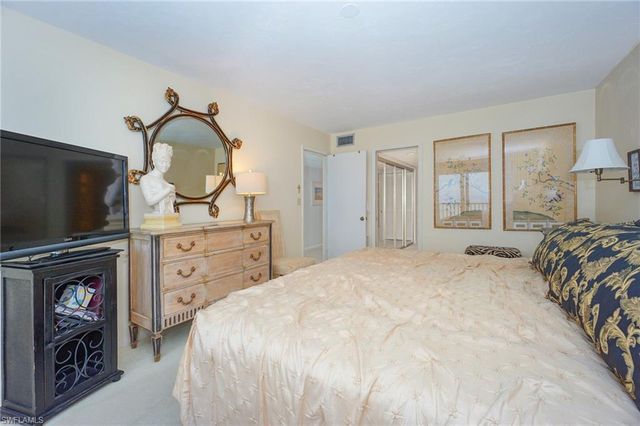 9653 Gulf Shore DR 303, Naples, FL 34108
