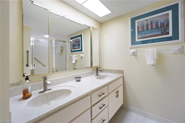 9653 Gulf Shore DR 303, Naples, FL 34108