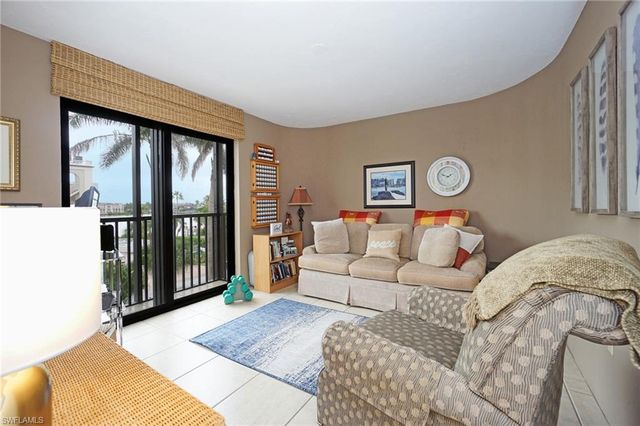 9653 Gulf Shore DR 303, Naples, FL 34108