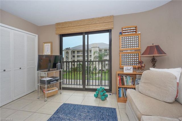 9653 Gulf Shore DR 303, Naples, FL 34108