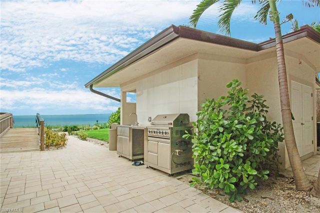 9653 Gulf Shore DR 303, Naples, FL 34108