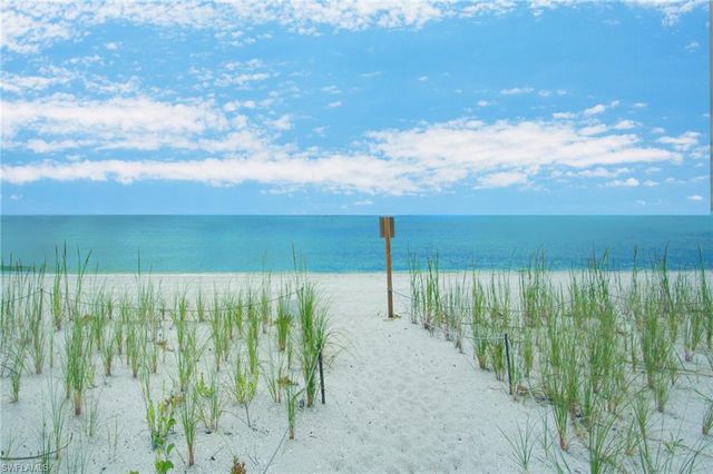 9653 Gulf Shore DR 303, Naples, FL 34108