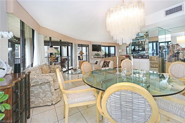 9653 Gulf Shore DR 303, Naples, FL 34108