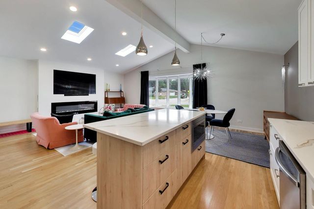 3 W White Oak Street, Arlington Heights, IL 60005