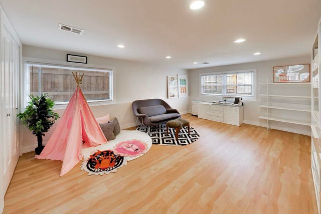 3 W White Oak Street, Arlington Heights, IL 60005
