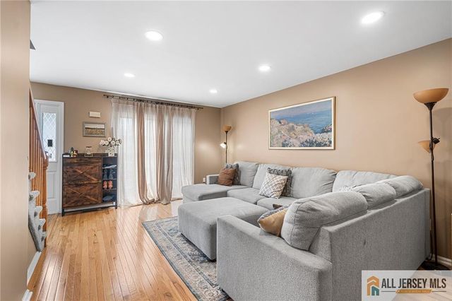 364 Bowler Court, Piscataway, NJ 08854