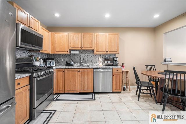 364 Bowler Court, Piscataway, NJ 08854