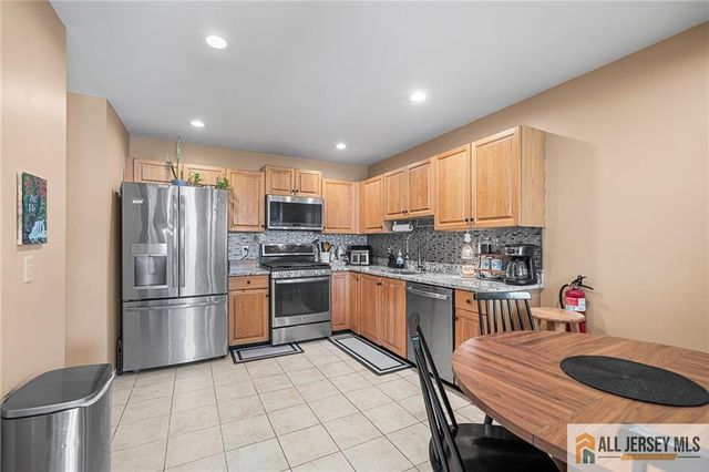 364 Bowler Court, Piscataway, NJ 08854