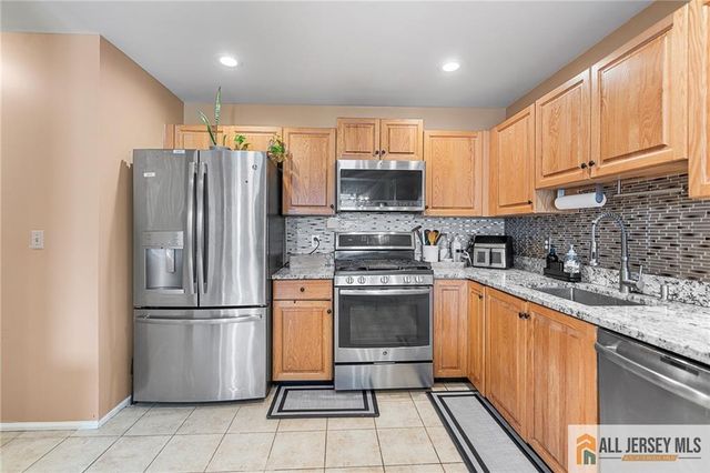 364 Bowler Court, Piscataway, NJ 08854