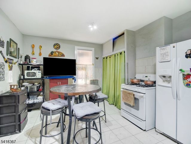 39 Rankin St, Elizabeth City, NJ 07206