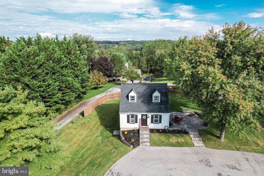 Image 2 of property listing at 1318 NAUGAHYDE RD, Westminster, MD 21157