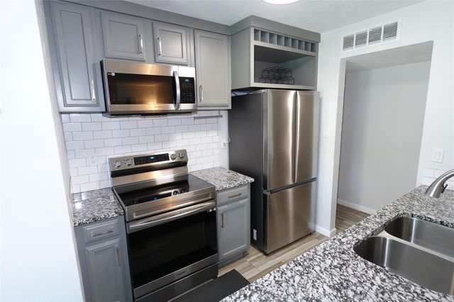7021 Greenview Circle N, Fort Worth, TX 76120