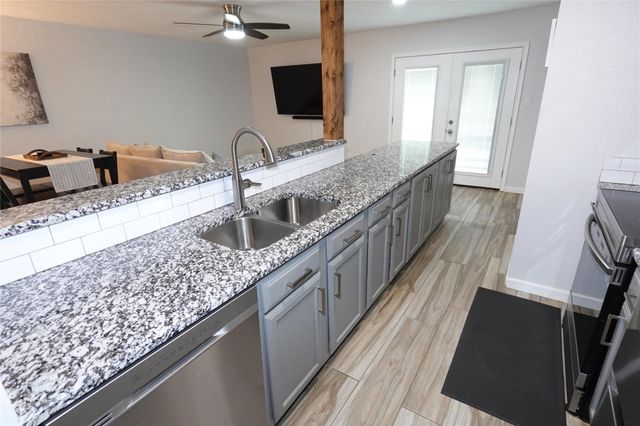 7021 Greenview Circle N, Fort Worth, TX 76120