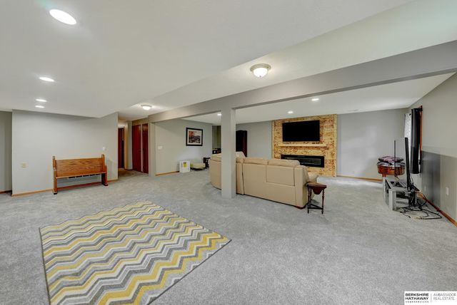 19425 Hilltop Drive, Gretna, NE 68028