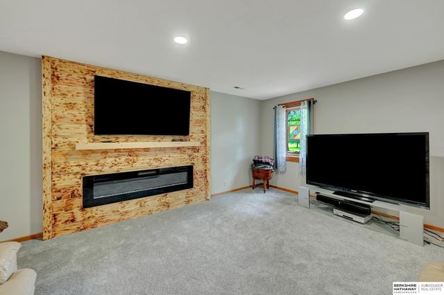 19425 Hilltop Drive, Gretna, NE 68028