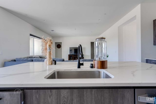 1215 Brookline Lane, Bakersfield, CA 93314