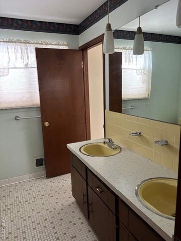 35427 Moravian Drive, Sterling Heights, MI 48312