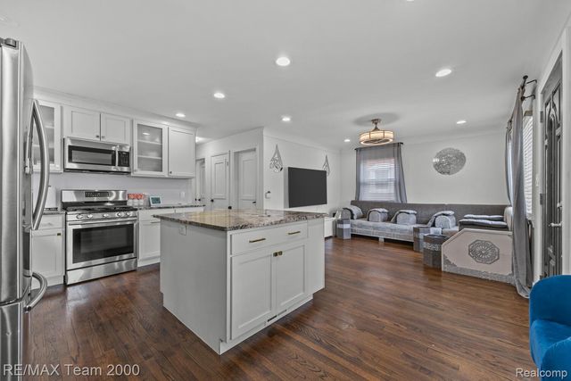 15551 Warwick Avenue, Allen Park, MI 48101