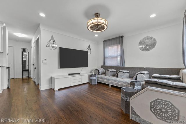 15551 Warwick Avenue, Allen Park, MI 48101