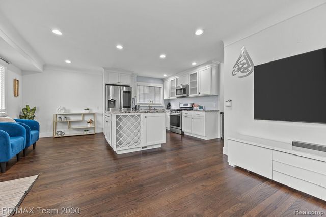 15551 Warwick Avenue, Allen Park, MI 48101