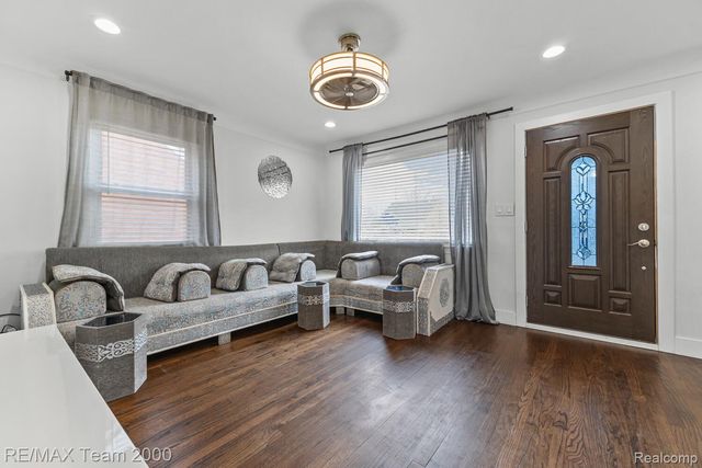 15551 Warwick Avenue, Allen Park, MI 48101