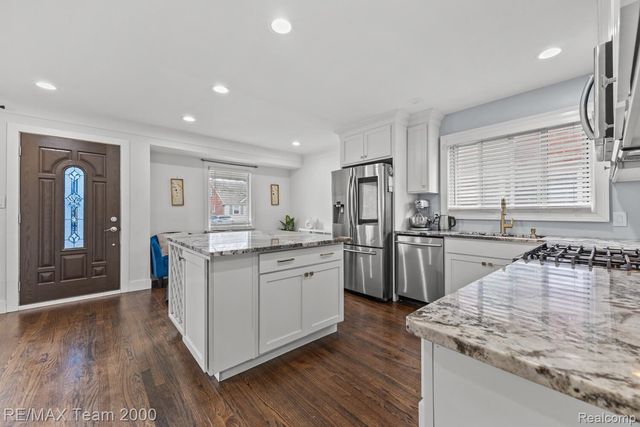 15551 Warwick Avenue, Allen Park, MI 48101