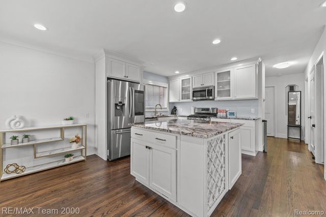 15551 Warwick Avenue, Allen Park, MI 48101